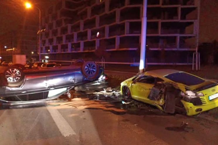 Nabourané Audi R8 skončilo po nehodě v pražských Strašnicích naražené na sloupu