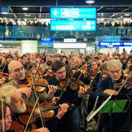 Dorazily desítky, možná i stovky, hudebníků a zpěváků. Hala Hlavního nádraží byla zaplněna už 20 minut před akcí. 