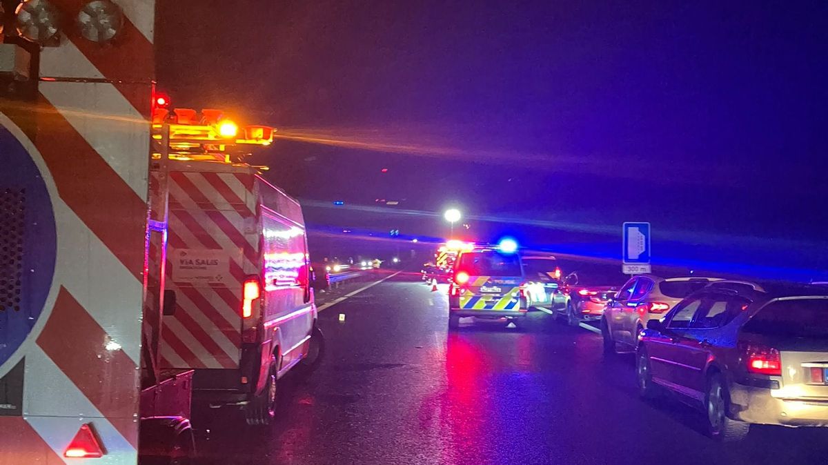 Nehoda tří aut uzavřela dálnici D4 na Písecku