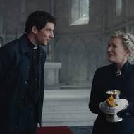 Jud a Wicksova pomocnice Martha (Glenn Closeová)