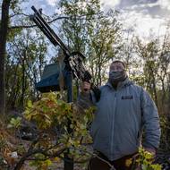 Ukrajinský kulometčík s volacím znakem Dok pozoruje nebe u Lymanu, připravený zahájit palbu po ruských dronech. 19. října 2025.