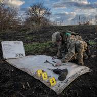 Oleksej Jukov pečlivě dokumentuje kosterní pozůstatky ruského vojáka. 4.listopadu 2025.