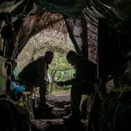 Muži jsou celé dny schovaní v podzemním bunkru, skrývají se tam před ruskými drony.