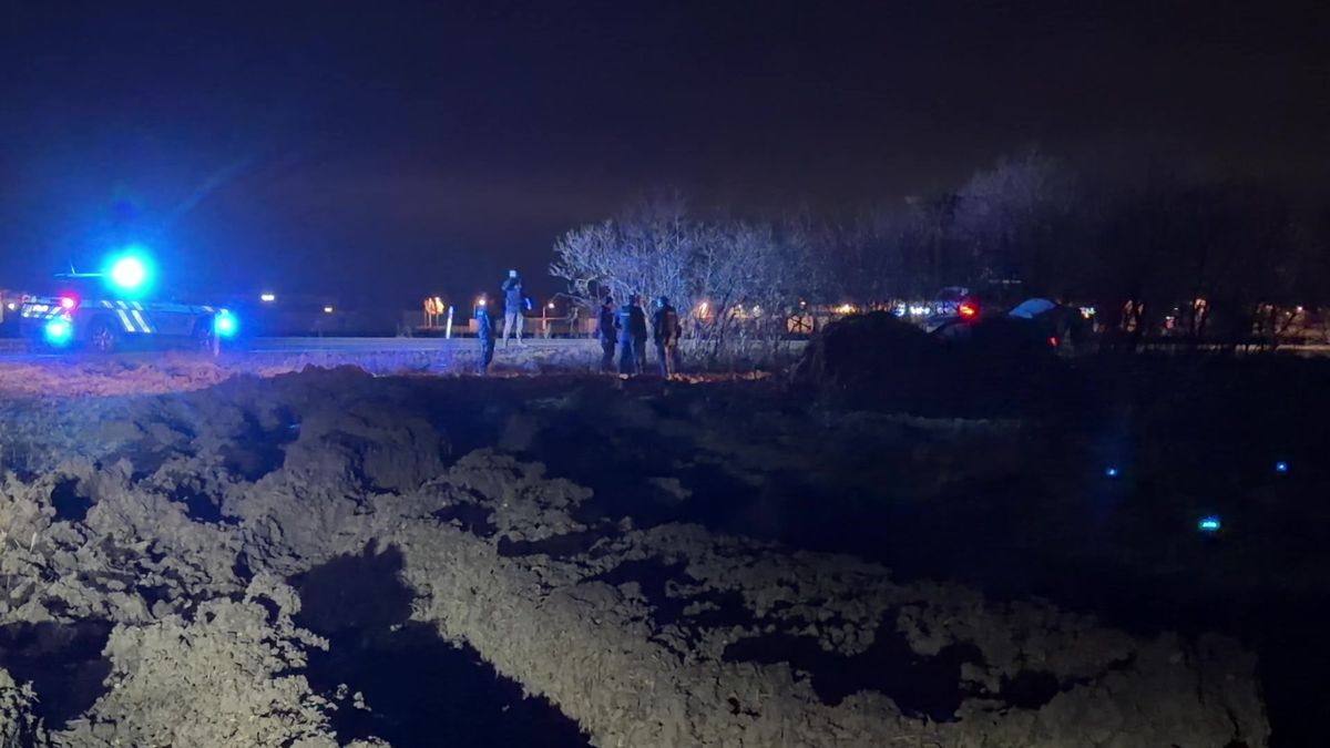 Zfetovaný muž ukradl v Praze před pizzerií auto a ujížděl s ním před policií. Skončil v poli