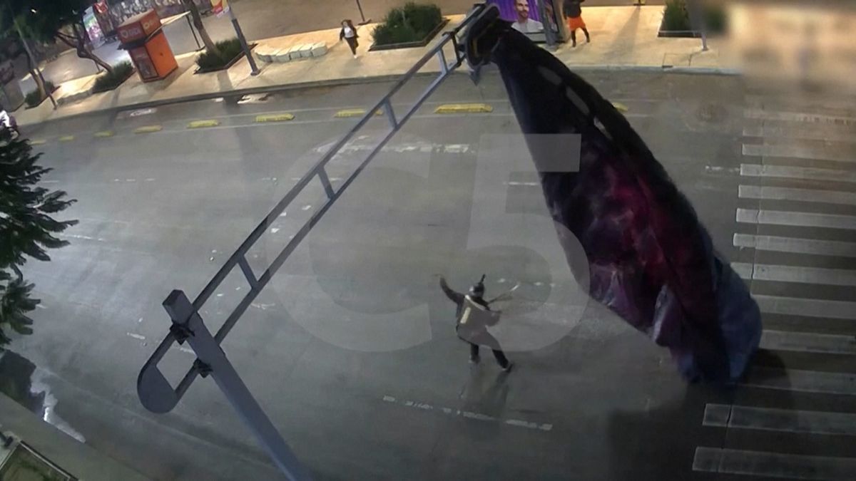 Parašutista omylem přistál v Mexico City na semaforu. Zachytila to kamera