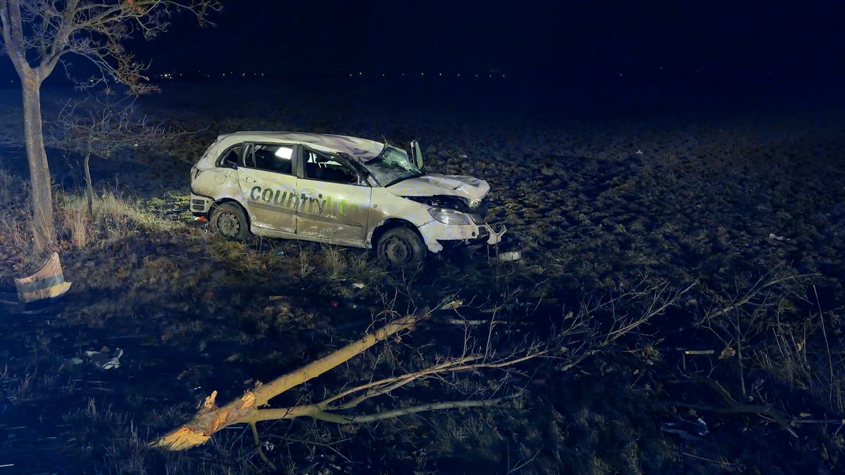 Fabia u Unhoště vyletěla ze silnice, pro řidiče letěl vrtulník