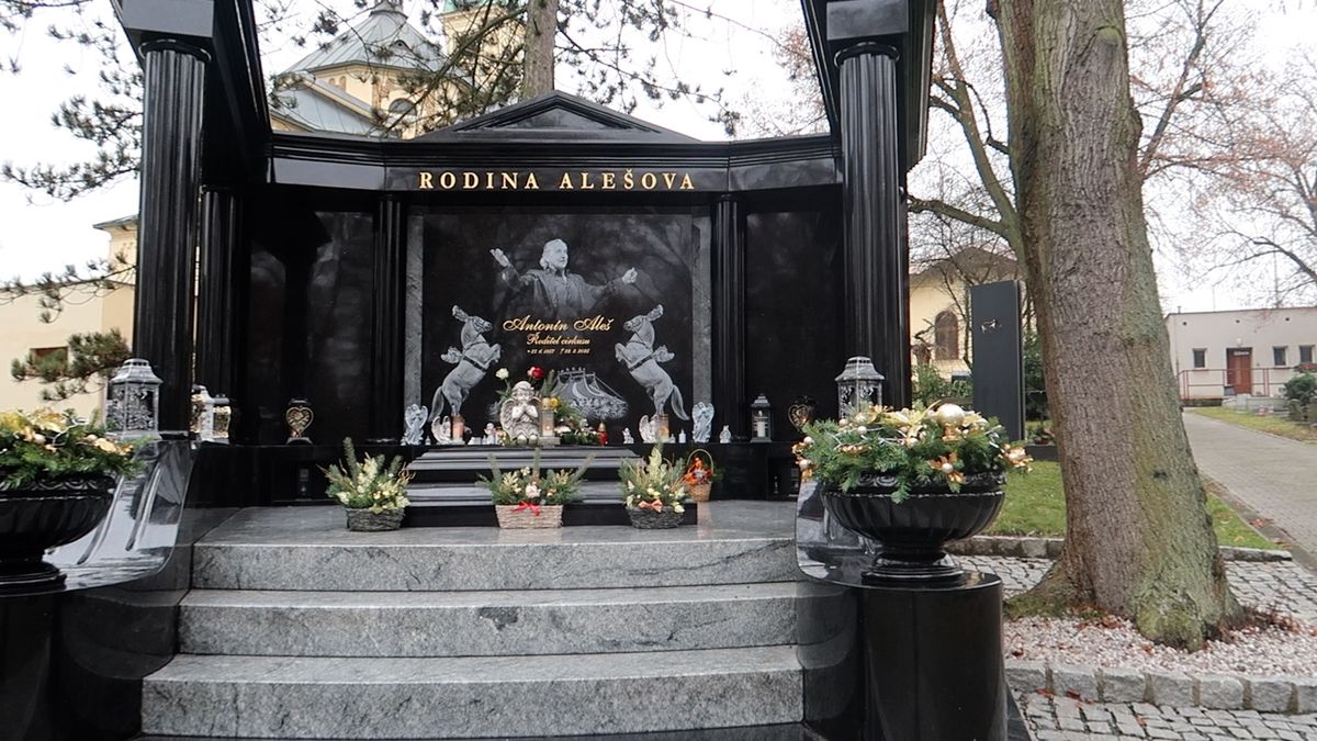 Po všech stránkách špatně. Pompézní hrobka principála cirkusu na plzeňském Slavíně vyvolala zděšení