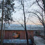 Zadní fasáda působí uzavřenějším dojmem. 