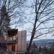 Chloubou stavby je venkovní terasa s výhledem. 