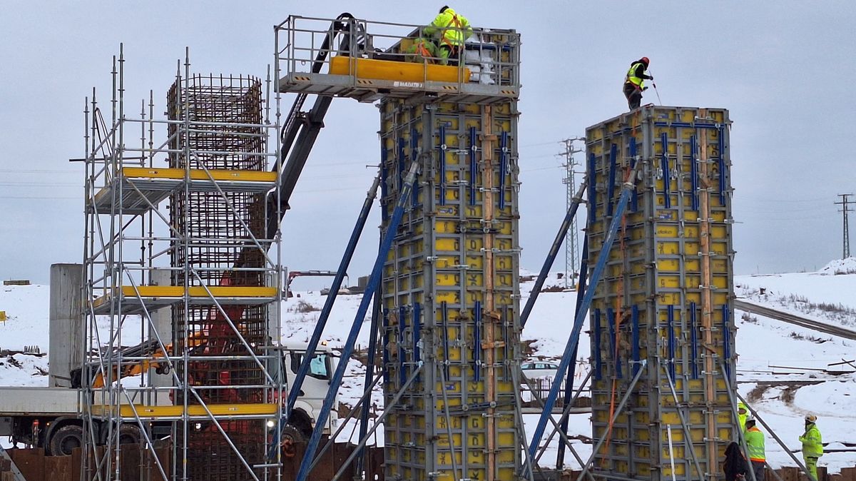 Stavaři zakládají mosty Pražského okruhu, aby stihli termín otevření jeho východní části