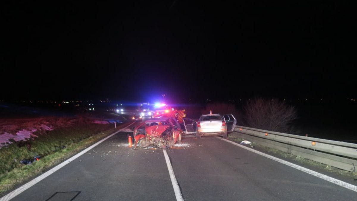 V zatáčce na Bruntálsku se srazila dvě auta. Jeden mrtvý, dva vážně zranění