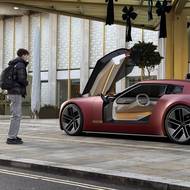 Vizualizace Jaguaru Type 00 v červené barvě na ilustracích Santina Petrosantiho