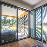 Chtěli, aby obytné prostory směřovaly co nejvíce do zahrady a aby z interiéru měli přímý kontakt s venkovním prostorem.