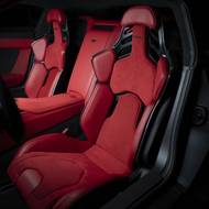 Nechybí sportovní sedadla, unikátní sportovní volant a čalounění v kombinaci červené kůže a černé Alcantary.