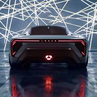 I vzadu vidíme osvětlený název automobilky, zajímavostí je pak spodní osvětlený motiv.