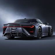 Záď vozu je oproti agresivní přídi poměrně elegantní.