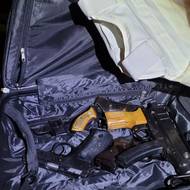 Celníci a policisti zabavili drogy i nelegálně držené zbraně. 