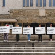 Fotografie z akce umělkyně Ilony Neméth nazvané Keď… 