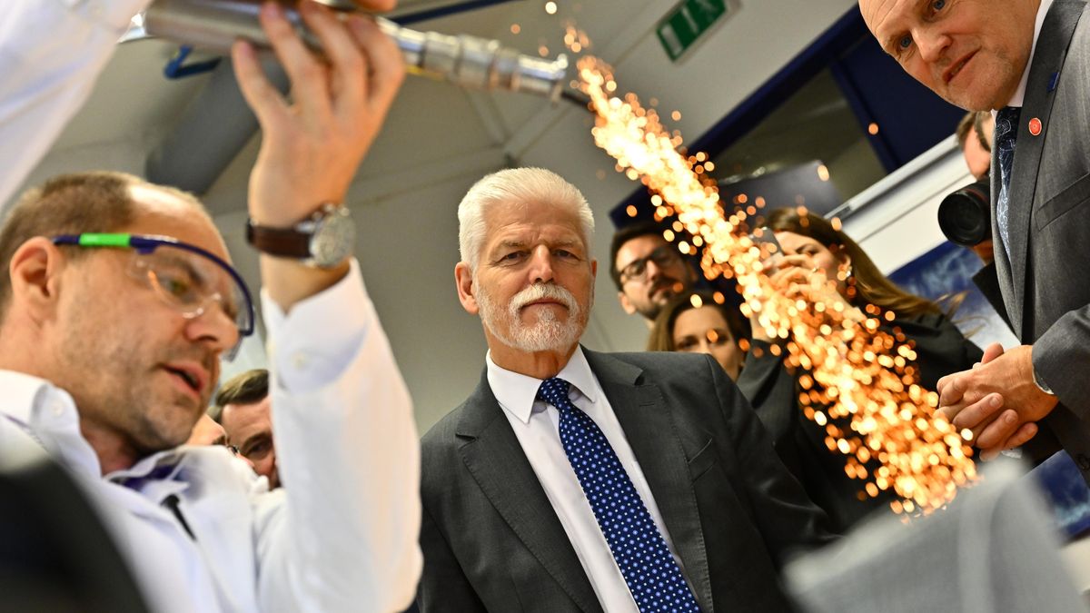 První dáma v Liberci nakoukla do krámku místních švadlen, prezident ocenil nanomateriály