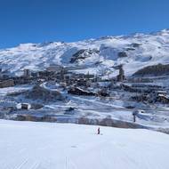 Poznávacím znamením střediska je nepřehlédnutelný blok Residence Le Brelin.