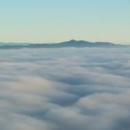 Ostrůvek v moři oblačnosti v podobě Ještědu. 