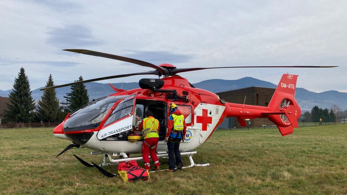 Záchranu zraněného muže v Beskydech zkomplikoval silný vítr