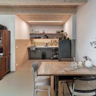 Hlavní obytný prostor se přesunul do přístavby, kde je nově obývací pokoj, kuchyň, jídelna i pracovna.