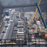 Doprava na D1 je svedena na polovinu mostu, rozebírat a rekonstruovat se budou postupně. 