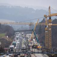 Na dálnici D1 u Senohrab se rekonstruuje most Šmejkalka. Stavbaři rozebírají jeho první polovinu. 