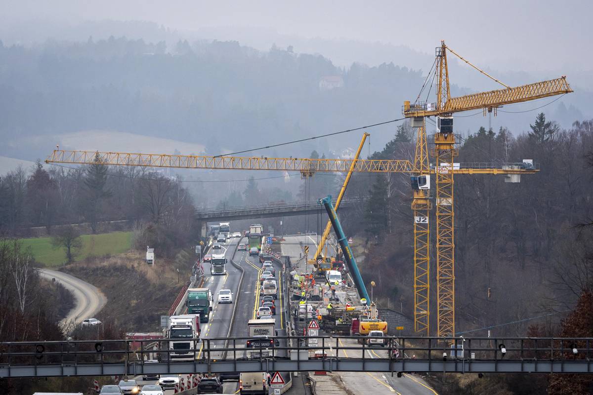 Na dálnici D1 u Senohrab se rekonstruuje most Šmejkalka. Stavbaři rozebírají jeho první polovinu. 