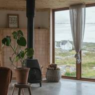 V domě nechybí kamna na dřevo. 