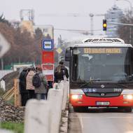 Důležitá spojnice v Praze je rozkopaná. I autobusové zastávky jsou hodně provizorní 