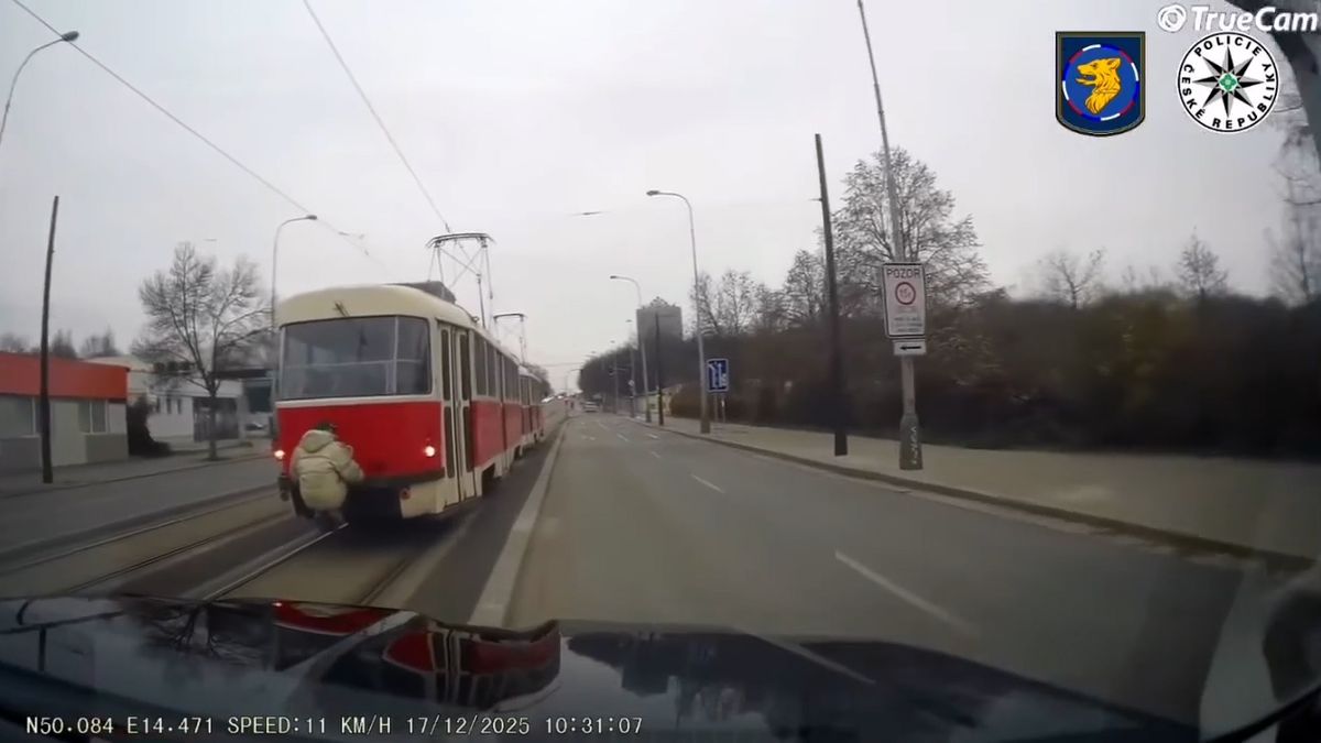 Muž jel v Praze na spřáhle tramvaj. Natočila to kamera v policejním autě