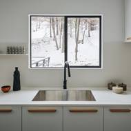 V kuchyni je spousta světla, příjemné je i okno nad dřezem nabízející hezký výhled.