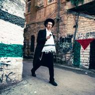 V jedné z nejortodoxnějších částí Jeruzaléma se objevily palestinské vlajky. Někteří ultraortodoxní židé zde otevřeně dávají najevo, že neuznávají izraelskou vládu.