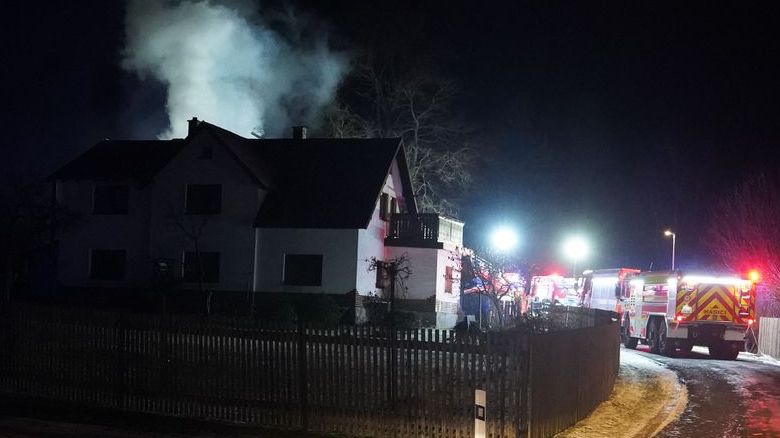 Noční požár přístavku u rodinného domu na Karlovarsku způsobil škodu za miliony