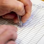 Už 438 gramů? To je o 34 víc než včera. Chovatelé váží mládě každý den. 