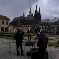 Dvě kamery a světlo, víc k samotnému natočení projevu nebylo potřeba.