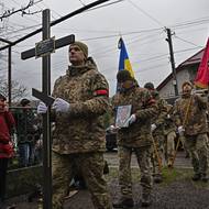 Ivana donesli k místu posledního odpočinku jeho spolubojovníci. 