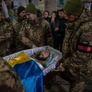 Ivana donesli k místu posledního odpočinku jeho spolubojovníci. 