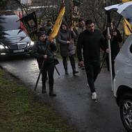 Rodiny a známí padlých vojáků po celé Ukrajině čekají aspoň na těla, aby se mohli rozloučit. 