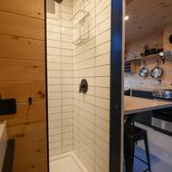 Malá koupelna je skryta v boxu vedle kuchyně.