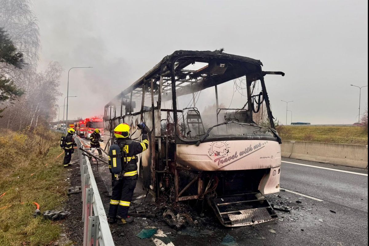 Hořící autobus zastavil dopravu na vytíženém dopravním uzlu v Praze