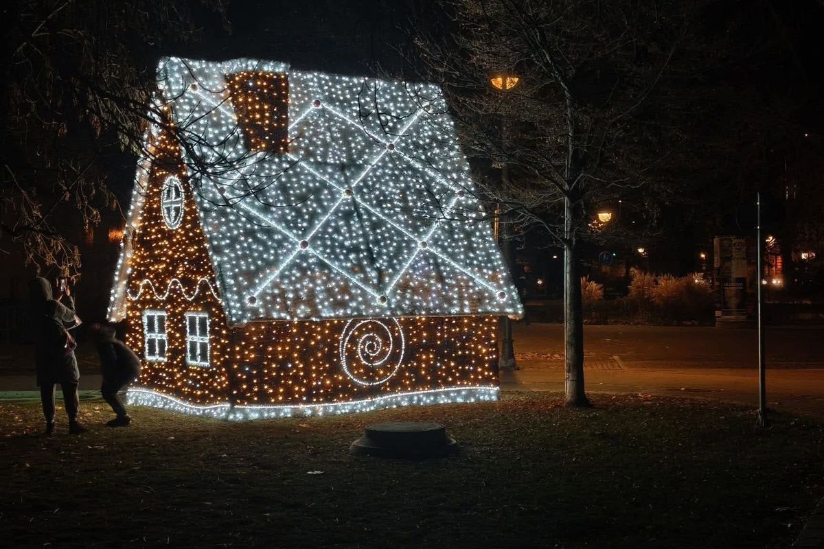 Perníková chaloupka za milion. Vánoční instalace v Budějovicích rozhádala politiky i veřejnost