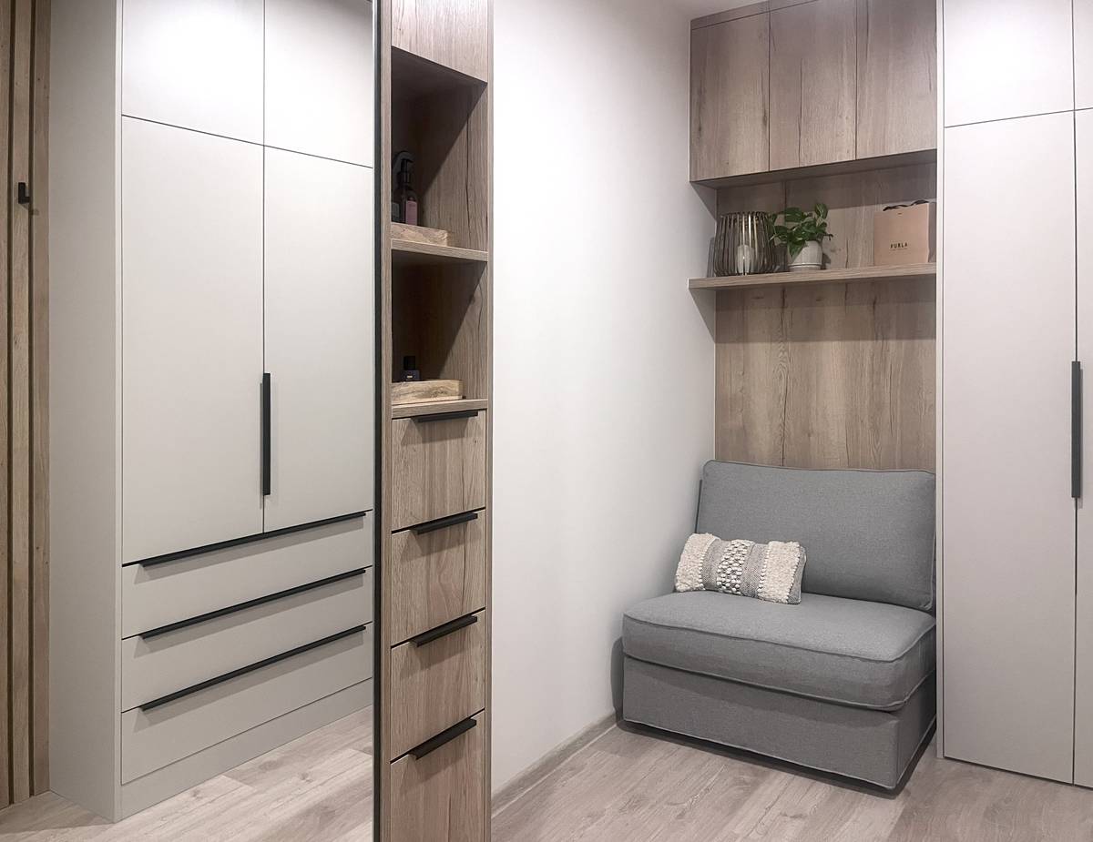 Není jednoduché skloubit technicko-praktický prostor s místem, které se má během chvíle proměnit v útulný pokoj pro hosta, kde se bude příjemně usínat,“ říká designérka.