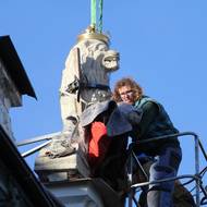 Restaurátoři odstranili 120 let starou a zhruba tunu vážící sochu lva z někdejšího secesního hotelu Veliš ve Žďáru nad Sázavou. Byla v havarijním stavu.