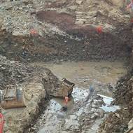 Archeologové narazili na kaskádovitě upravené skalní podloží.