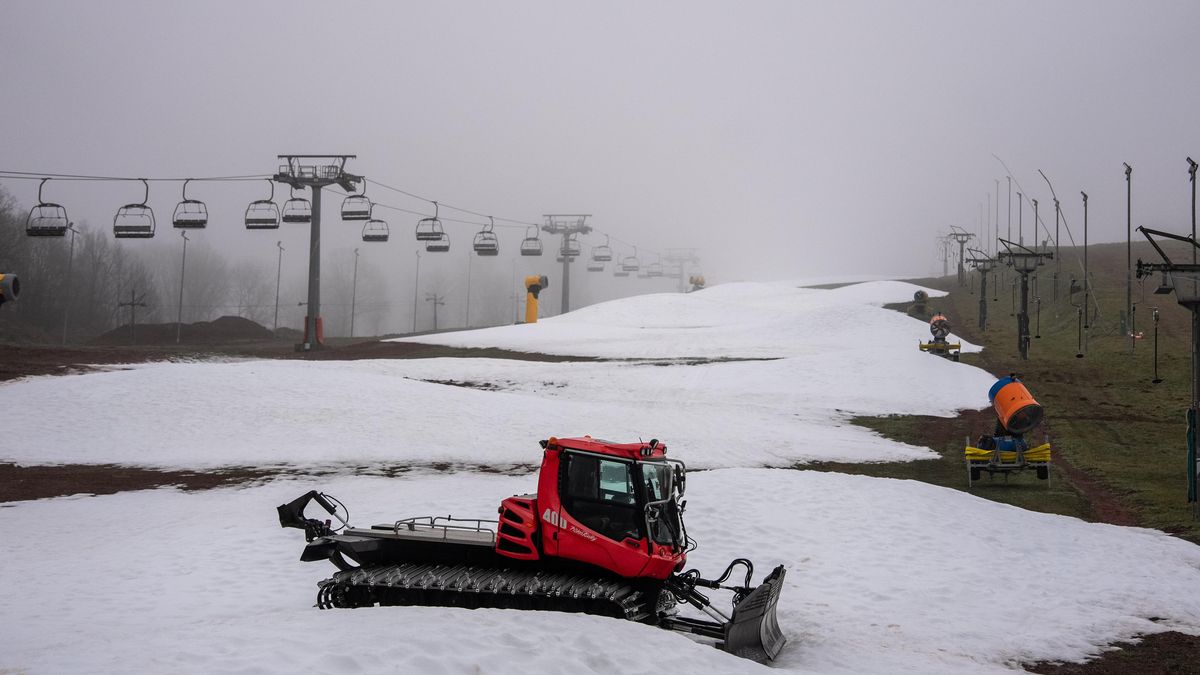 FOTO: České hory bez sněhu. Lyžuje se minimálně, stojí i sněžná děla