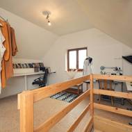 Návrhářova dílna je vybavena mimo jiné dvěma šicími stroji.