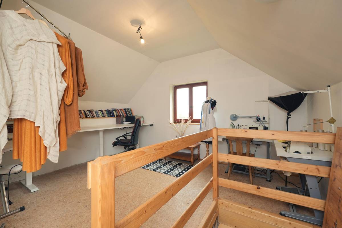 Návrhářova dílna je vybavena mimo jiné dvěma šicími stroji.